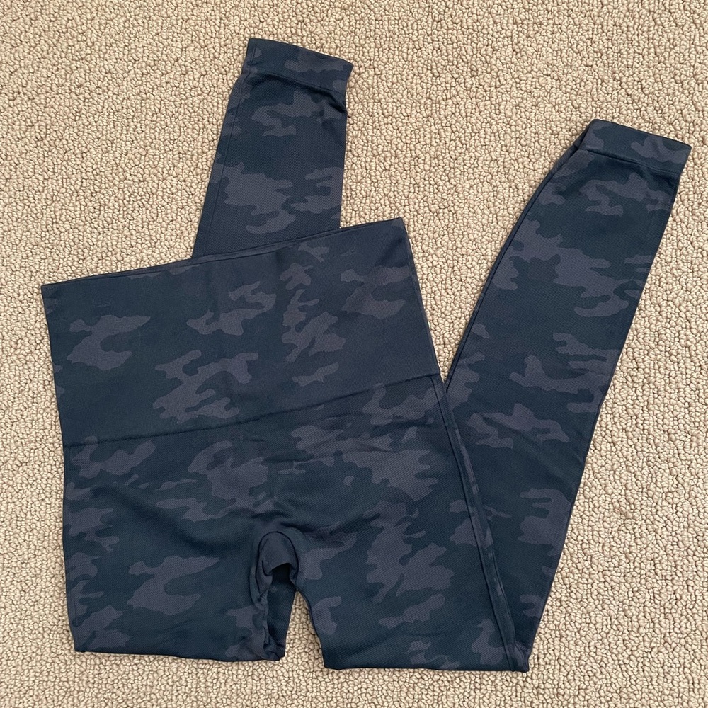 SPANX Look At Me Now Size Medium Black Camo Print High Waist Cropped Leggings